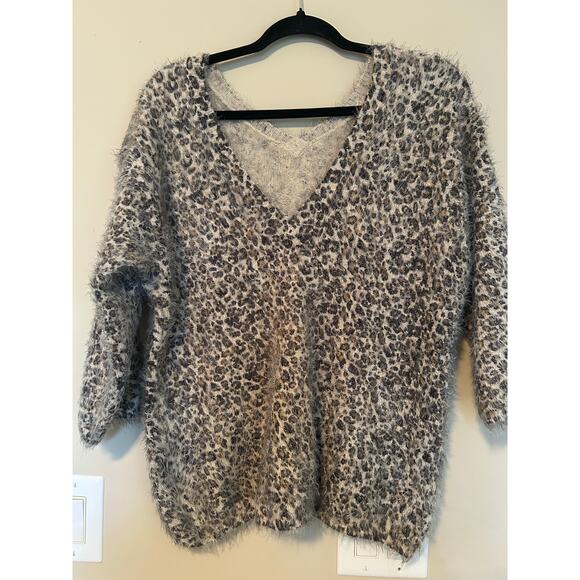 BKE Boutique Fuzzy Leopard Print V-Neck Cozy Sweater Women's Size L - Picture 2 of 8